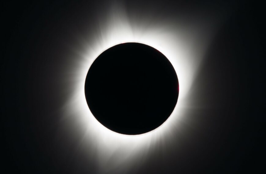 A picture of a full solar eclipse. A ring of light around a dark circle.